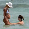 Michelle Hunziker et sa fille Aurora lors de leurs vacances à Ibiza, le 27 juillet 2013