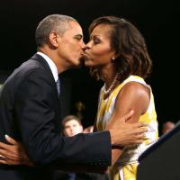 Barack Obama et Michelle s'offrent un beau baiser avant de partir en vacances