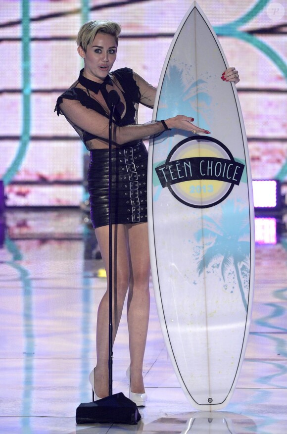 Miley Cyrus, lauréate des awards de Icône Mode et Meilleure Chanson de l'Été pour We Can't Stop lors des Teen Choice Awards. Los Angeles, le 11 août 2013.
