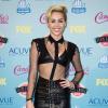 Miley Cyrus, tout de Saint Laurent vêtue avec un look de la collection automne-hiver 2013 et des souliers blancs, assiste aux Teen Choice Awards 2013 au Gibson Amphitheatre. Los Angeles, le 11 août 2013.
