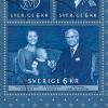 Série de timbres édités pour les 40 ans de règne du roi Carl XVI Gustaf de Suède, le 22 août 2013 : un timbre présentant le monogramme du monarque, un deuxième figurant le souverain sur son profil gauche, un troisième le mettant en scène avec la princesse héritière Victoria et la princesse Estelle.