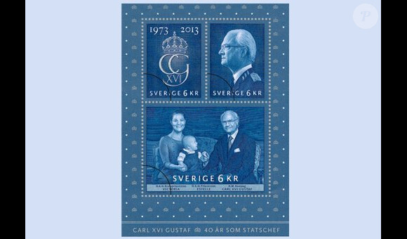 Série de timbres édités pour les 40 ans de règne du roi Carl XVI Gustaf de Suède, le 22 août 2013 : un timbre présentant le monogramme du monarque, un deuxième figurant le souverain sur son profil gauche, un troisième le mettant en scène avec la princesse héritière Victoria et la princesse Estelle.