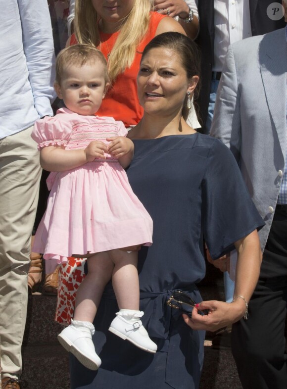 La princesse Victoria de Suède et sa fille la princesse Estelle le 15 juillet 2013 à Soliden