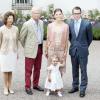 La princesse Victoria de Suède lors de son 36e anniversaire avec sa fille la princesse Estelle, ses parents et son mari le prince Daniel à Soliden le 14 juillet 2013