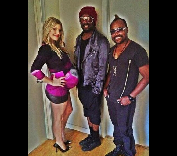 Fergie, très enceinte, a publié une photo en compagnie de willi.i.am et de apl.de.ap, ses anciens camarades des Black Eyed Peas. A Los Angeles, le 10 août 2011.