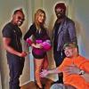 Fergie, très enceinte, prend la pose à côté de will.i.am et de apl.de.ap, ses ex-camarades des Black Eyed Peas. A Los Angeles, le 10 août 2013.