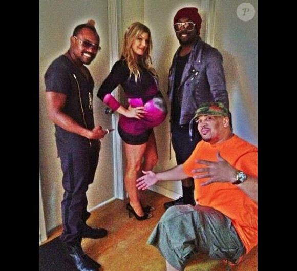 Fergie, très enceinte, prend la pose à côté de will.i.am et de apl.de.ap, ses ex-camarades des Black Eyed Peas. A Los Angeles, le 10 août 2013.
