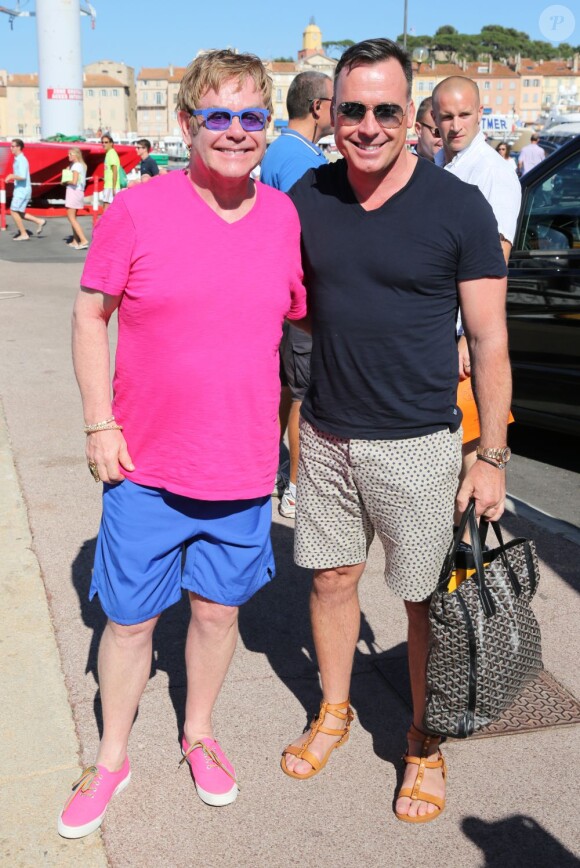 Elton John à Saint-Tropez avec son époux David Furnish après son operation de l'appendicite le 12 août 2013