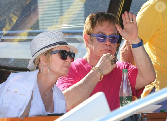 Elton John en vacances à Saint-Tropez avec son mari David Furnish après son operation de l'appendicite le 12 août 2013