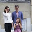  La princesse Isabella de Danemark, 6 ans, faisait le 13 août 2013, accompagnée par ses parents la princesse Mary et le prince Frederik, sa rentrée des classes à l'école Tranegård de Hellerup, une ville de la municipalité de Gentofte (nord de Copenhague). 