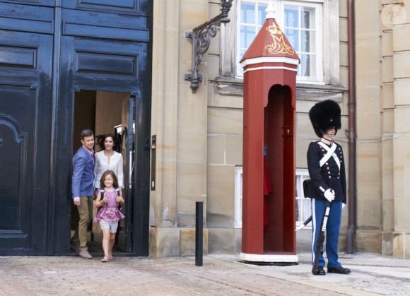 A la sortie du palais Amalienborg, pour rencontrer les médias. La princesse Isabella de Danemark, 6 ans, faisait le 13 août 2013, accompagnée par ses parents la princesse Mary et le prince Frederik, sa rentrée des classes à l'école Tranegård de Hellerup, une ville de la municipalité de Gentofte (nord de Copenhague).