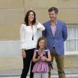  La princesse Mary et le prince Frederik de Danemark accompagnaient leur fille la princesse Isabella, 6 ans, le 13 août 2013 pour sa rentrée des classes à l'école Tranegård de Hellerup, une ville de la municipalité de Gentofte (nord de Copenhague). 