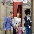  La princesse Mary et le prince Frederik de Danemark accompagnaient leur fille la princesse Isabella, 6 ans, le 13 août 2013 pour sa rentrée des classes à l'école Tranegård de Hellerup, une ville de la municipalité de Gentofte (nord de Copenhague). 