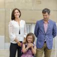  La princesse Mary et le prince Frederik de Danemark accompagnaient leur fille la princesse Isabella, 6 ans, le 13 août 2013 pour sa rentrée des classes à l'école Tranegård de Hellerup, une ville de la municipalité de Gentofte (nord de Copenhague). 