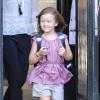 Une écolière toute fière. La princesse Mary et le prince Frederik de Danemark accompagnaient leur fille la princesse Isabella, 6 ans, le 13 août 2013 pour sa rentrée des classes à l'école Tranegård de Hellerup, une ville de la municipalité de Gentofte (nord de Copenhague).