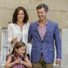 La princesse Mary et le prince Frederik de Danemark accompagnaient leur fille la princesse Isabella, 6 ans, le 13 août 2013 pour sa rentrée des classes à l'école Tranegård de Hellerup, une ville de la municipalité de Gentofte (nord de Copenhague).