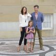  La princesse Mary et le prince Frederik de Danemark avec leur fille la princesse Isabella, 6 ans, le 13 août 2013 pour sa rentrée des classes à l'école Tranegård de Hellerup, une ville de la municipalité de Gentofte (nord de Copenhague). 