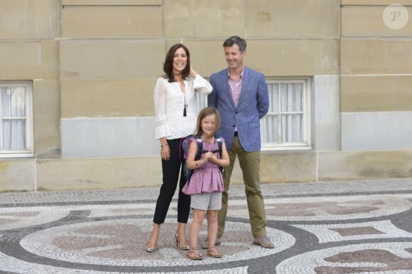 La princesse Mary et le prince Frederik de Danemark avec leur fille la princesse Isabella, 6 ans, le 13 août 2013 pour sa rentrée des classes à l'école Tranegård de Hellerup, une ville de la municipalité de Gentofte (nord de Copenhague).