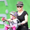 Pink va faire du vélo avec sa fille Willow et son mari Carey Hart, à Los Angeles, le 9 juin 2013.