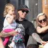 Pink va faire du vélo avec sa fille Willow et son mari Carey Hart, à Los Angeles, le 9 juin 2013.