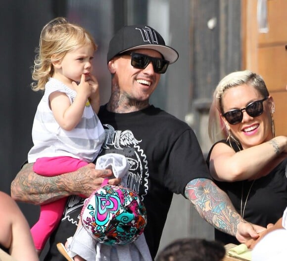 Pink va faire du vélo avec sa fille Willow et son mari Carey Hart, à Los Angeles, le 9 juin 2013.