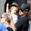 La chanteuse Pink va faire du vélo avec sa fille Willow et son mari Carey Hart, à Los Angeles, le 9 juin 2013.