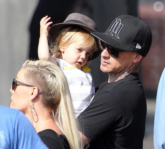 La chanteuse Pink va faire du vélo avec sa fille Willow et son mari Carey Hart, à Los Angeles, le 9 juin 2013.