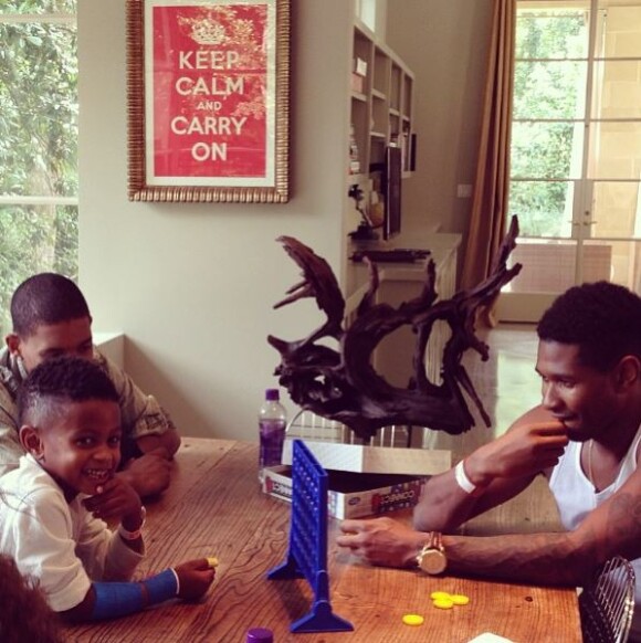 Usher pose avec son fils Raymonde V, sur Instagram, le 14 août 2013.