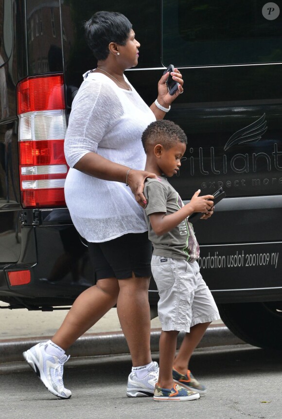 Raymond V, le fils d'Usher, à la sortie d'un hôtel de Manhattan avec sa grand-mère, août 2013.