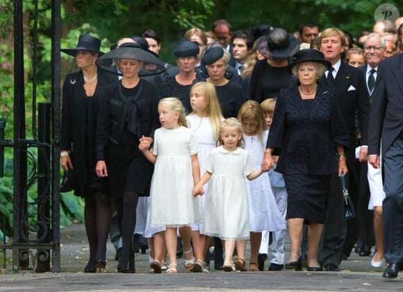 Le cortège funèbre aux obsèques du prince Friso d'Orange-Nassau, célébrées le 16 août 2013 à Lage Vuursche, quatre jours après sa mort survenue à l'âge de 44 ans et au terme d'un an et demi de coma. En tête, la veuve, la princesse Mabel, avec ses filles les comtesses Luana et Zaria, la princesse Beatrix, le roi Willem-Alexander et la reine Maxima des Pays-Bas avec leurs trois filles, le prince Constantijn et la princesse Laurentien ou encore le roi Harald V de Norvège.