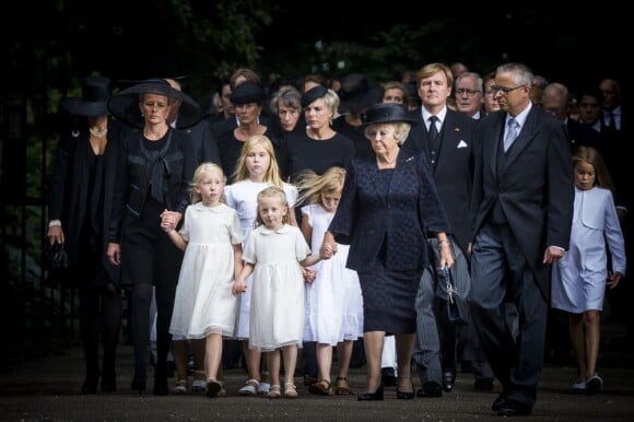 La princesse Mabel et la princesse Beatrix, veuve et mère du défunt, et les comtesses Luana et Zaria, ses filles, menaient le cortège funèbre lors des obsèques du prince Friso d'Orange-Nassau, célébrées le 16 août 2013 à Lage Vuursche, quatre jours après sa mort survenue à l'âge de 44 ans et au terme d'un an et demi de coma.