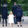 Les comtesses Luana et Zaria tenant la main de la princesse Mabel et de la princesse Beatrix aux obsèques de leur père le prince Friso d'Orange-Nassau, célébrées le 16 août 2013 à Lage Vuursche, quatre jours après sa mort survenue à l'âge de 44 ans et au terme d'un an et demi de coma.