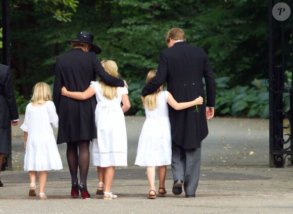 Le roi Willem-Alexander et la reine Maxima des Pays-Bas tenant contre eux leurs filles Ariane, Catharina-Amalia et Alexia aux obsèques du prince Friso d'Orange-Nassau, célébrées le 16 août 2013 à Lage Vuursche, quatre jours après sa mort survenue à l'âge de 44 ans et au terme d'un an et demi de coma.
