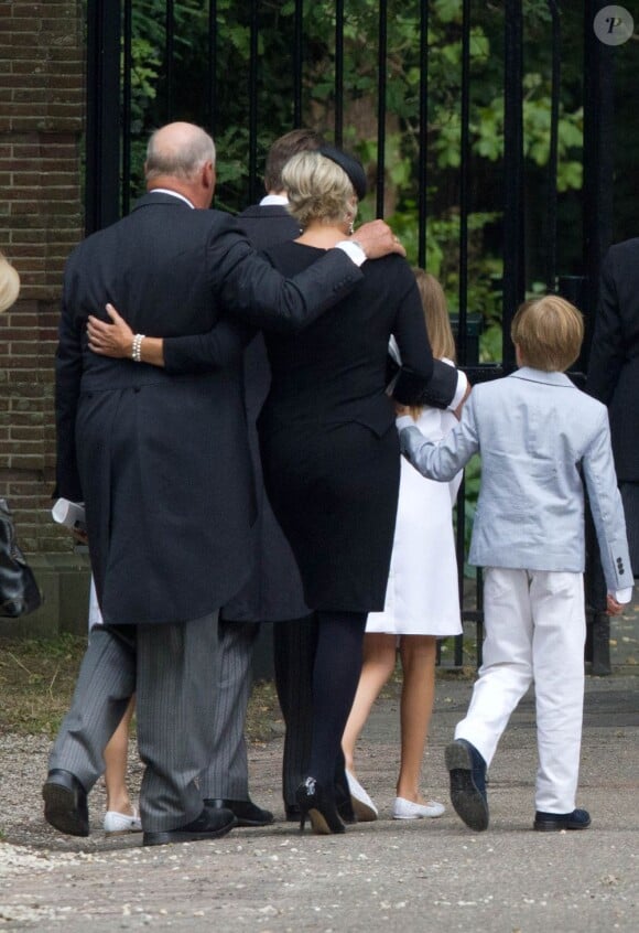 Le roi Harald V de Norvège avec la princesse Laurentien dans le cortège aux obsèques du prince Friso d'Orange-Nassau, célébrées le 16 août 2013 à Lage Vuursche, quatre jours après sa mort survenue à l'âge de 44 ans et au terme d'un an et demi de coma.