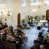 Le révérend C.A. ter Linden, qui avait célébré en 2004 à Delft le mariage du prince Friso d'Orange-Nassau et de la princesse Mabel, conduisait le service funéraire lors des obsèques du fils de la princesse Beatrix des Pays-Bas, le 16 août 2013 en l'église Stulp de Lage Vuursche. Au premier rang, Willem-Alexander et Maxima avec leurs filles, Beatrix, et Mabel avec les comtesses Luana et Zaria.