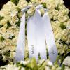 Des fleurs blanches, dont cette couronne déposée par sa mère Beatrix, sa veuve Mabel et ses filles Luana et Zaria, ont accompagné le prince Friso d'Orange-Nassau, mort à 44 ans, vers le repos éternel, lors de ses obsèques célébrées à Lage Vuursche aux Pays-Bas le 16 août 2013.