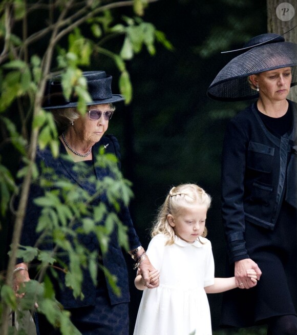 La princesse Beatrix et la princesse Mabel, bouleversées avec les comtesses Luana et Zaria aux obsèques du prince Friso d'Orange-Nassau, célébrées le 16 août 2013 à Lage Vuursche, quatre jours après sa mort survenue à l'âge de 44 ans et au terme d'un an et demi de coma.