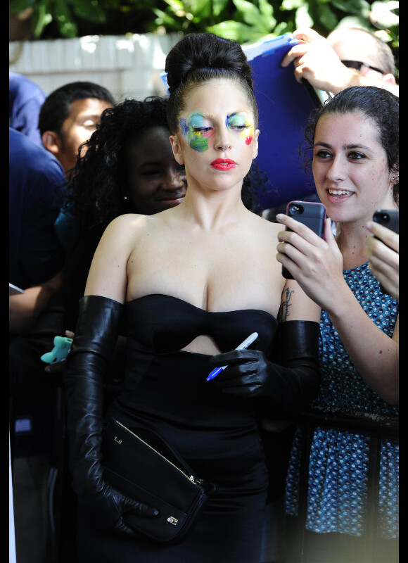 La déjantée Lady GaGa à la rencontre de ses fans le 15 août 2013 à Chateau Marmont aux Etats-Unis.