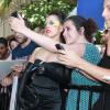 Lady GaGa à la rencontre de ses fans le 15 août 2013 à Chateau Marmont aux Etats-Unis.