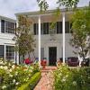 Jennie Garth et Peter Facinelli vendent leur maison de Los Angeles pour la somme de 3,99 millions de dollars.