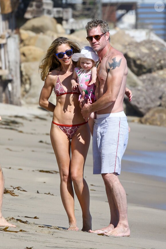 Rebecca Gayheart et Eric Dane ont passé la journée à la plage à Malibu, avec des amis et leurs filles Billie et Georgia, le 18 août 2013.
