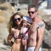 Rebecca Gayheart et son mari Eric Dane ont passé la journée à la plage à Malibu, avec des amis et leurs filles Billie et Georgia, le 18 août 2013.