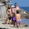 Rebecca Gayheart et son sexy mari Eric Dane ont passé la journée à la plage à Malibu, avec des amis et leurs filles Billie et Georgia, le 18 août 2013.