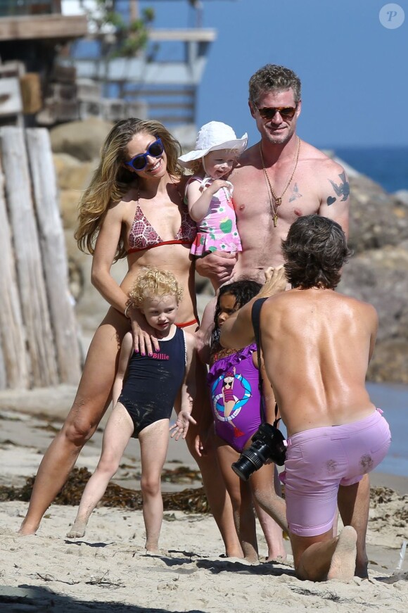 Rebecca Gayheart et son époux Eric Dane ont passé la journée à la plage à Malibu, avec des amis et leurs filles Billie et Georgia, le 18 août 2013.