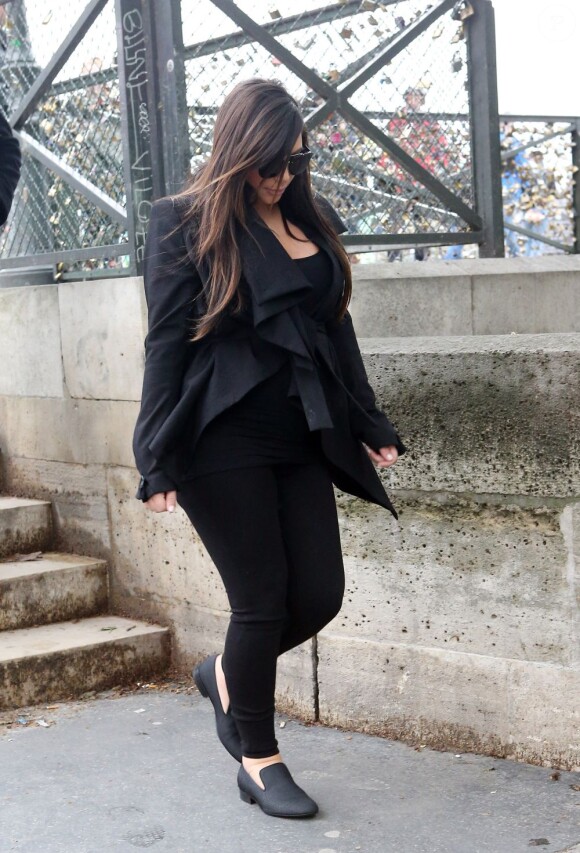Kim Kardashian (enceinte) et sa mère Kris Jenner à Paris lors d'un voyage en mai 2013
