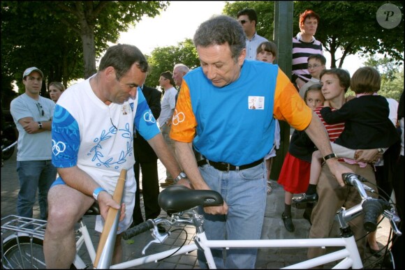 Bernard Hinault et Michel Drucker à Paris le 27 juin 2004.