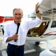 Michel Drucker reçoit Le Parisien et montre l'avion sur lequel il passe son brevet de pilote en vacances à Eygalières (13) - août 2013