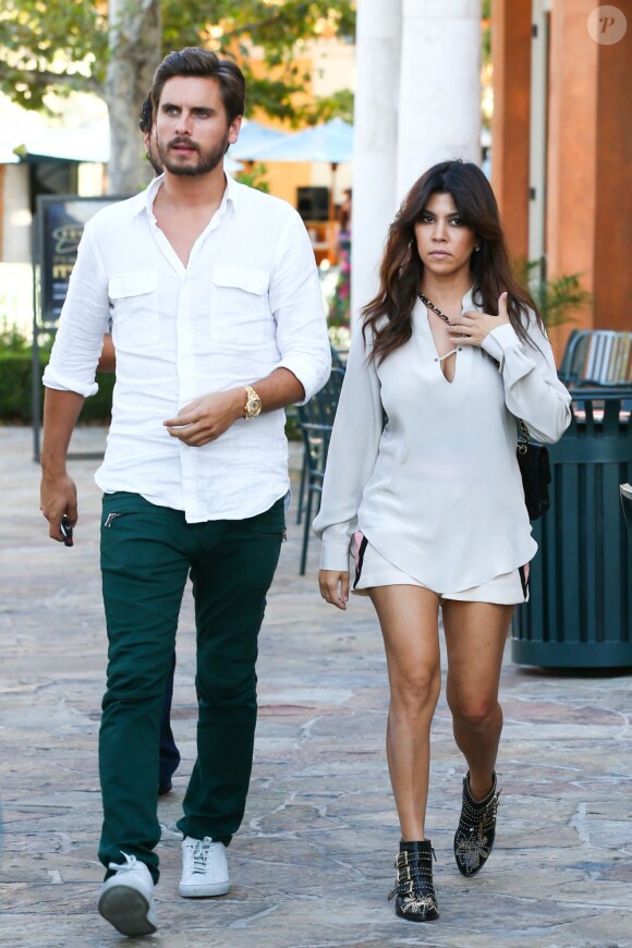 Kourtney Kardashian et son compagnon Scott Disick vont dîner à Sugarfish dans la ville de Calabasas près de Los Angeles, le 19 août 2013.