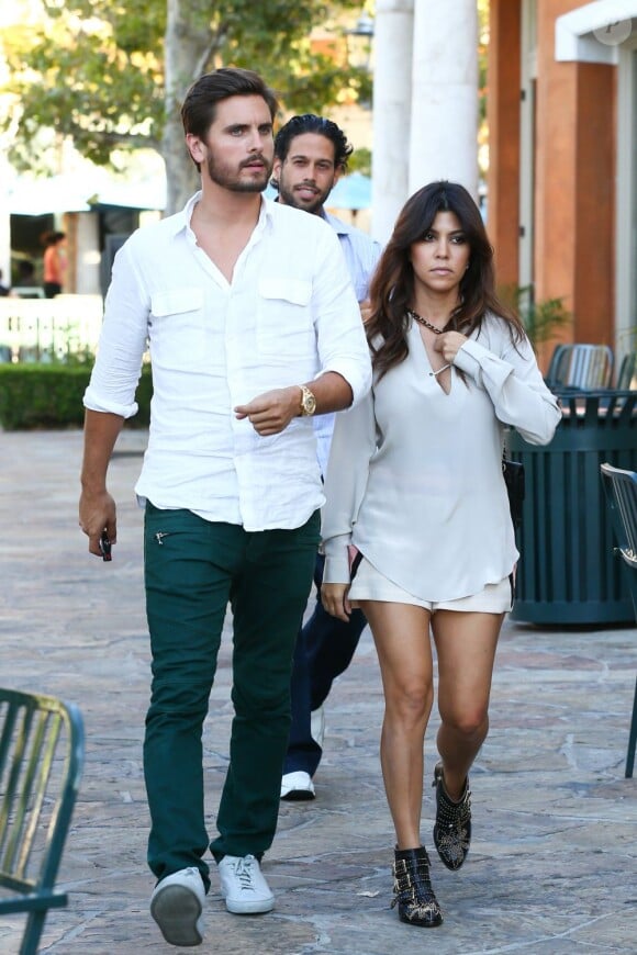 Une soirée en amoureux ! Kourtney Kardashian et son compagnon Scott Disick vont dîner à Sugarfish dans la ville de Calabasas près de Los Angeles, le 19 août 2013.