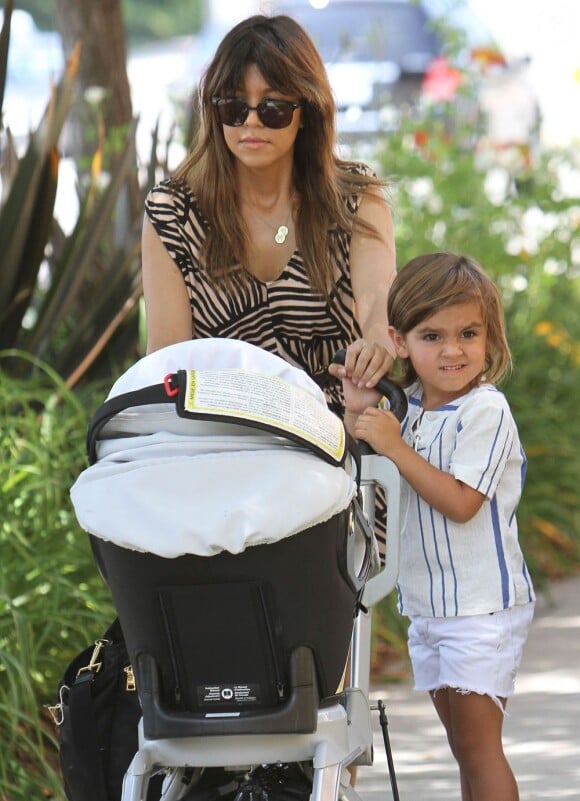 Kourtney Kardashian fait du shopping avec ses enfants Mason et Penelope à Calabasas, le 29 juin 2013